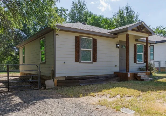 Photo 2 of Single family home for sale at 138 Erie St, Mabank, TX 75156 | MLS# 21389691 | Listing updated on 2026-09-28