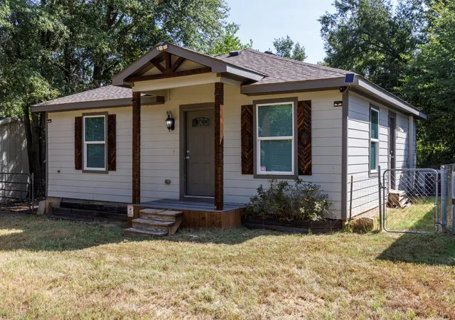 Photo 3 of Single family home for sale at 138 Erie St, Mabank, TX 75156 | MLS# 21389691 | Listing updated on 2026-09-28