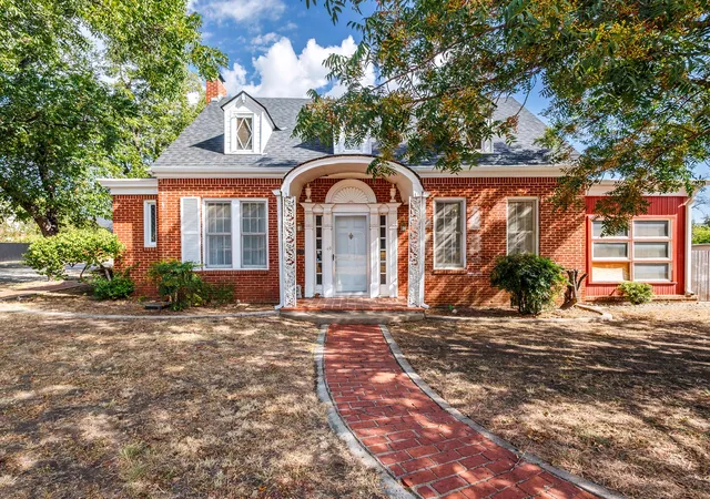 Photo 1 of Single family home for sale at 1016 W Walnut, Coleman, TX 76834 | MLS# 21385774 | Listing updated on 2026-10-02