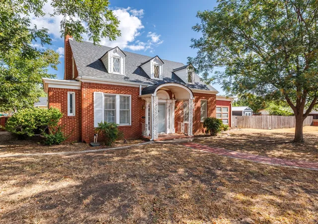 Photo 3 of Single family home for sale at 1016 W Walnut, Coleman, TX 76834 | MLS# 21385774 | Listing updated on 2026-10-02