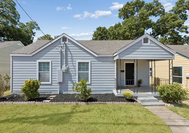 Photo 1 of Single family home for sale at 227 S Hampton Rd, Dallas, TX 75208 | MLS# 21389742 | Listing updated on 2026-10-07