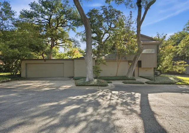 Single family home for sale at 6128 Plum Valley Pl, Fort Worth, TX 76116 | MLS# 21388679