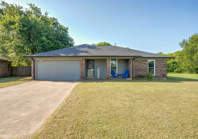 Photo 1 of Single family home for sale at 1225 Sandstone Dr, Cleburne, TX 76033 | MLS# 21389758 | Listing updated on 2026-10-06