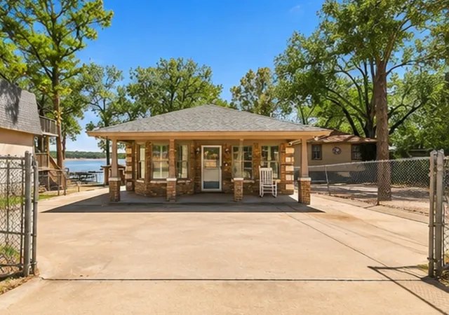 Photo 3 of Sale Pending at 1231 E Lake Dr, Weatherford, TX 76087 | MLS# 21389034 | Listing updated on 2026-10-05