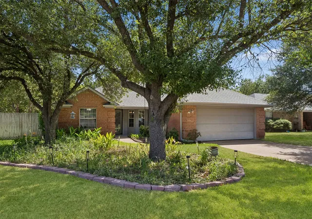 Photo 2 of Sale Pending at 1301 Clearfield Dr, Cleburne, TX 76033 | MLS# 21387415 | Listing updated on 2026-10-05