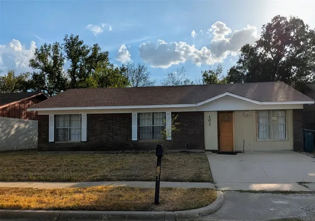 Photo 1 of Single family home for sale at 102 S Patricia St, Lacy Lakeview, TX 76705 | MLS# 21388971 | Listing updated on 2026-09-21