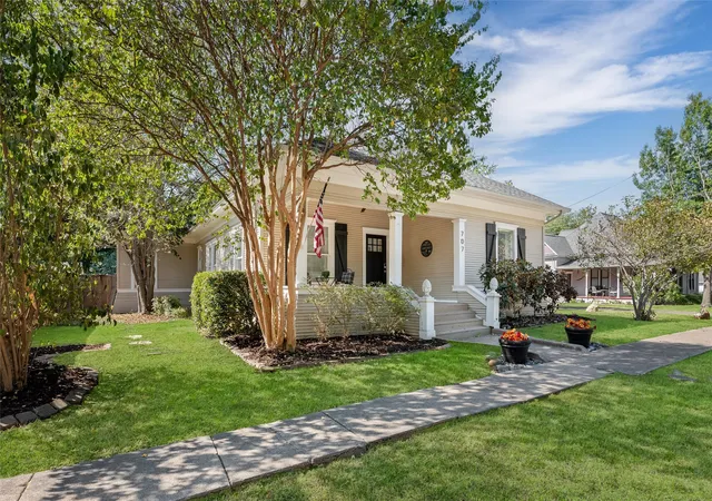 Photo 3 of Single family home for sale at 707 Tucker St, Mc Kinney, TX 75069 | MLS# 21389544 | Listing updated on 2026-10-05