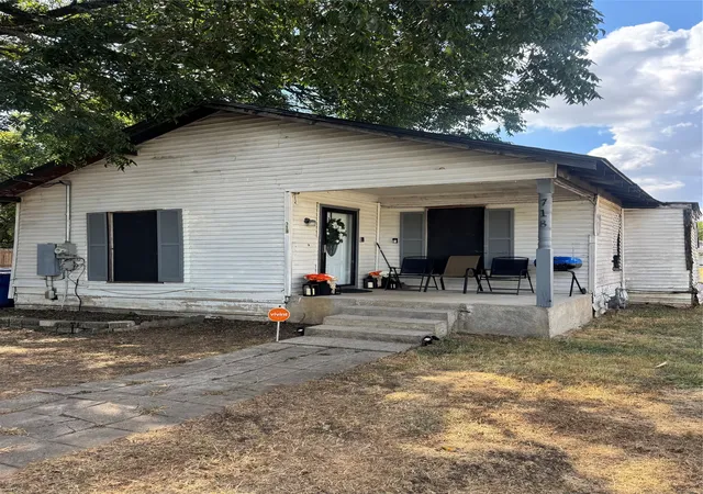 Photo 3 of Single family home for sale at 718 E Jefferson St, Waxahachie, TX 75165 | MLS# 21389258 | Listing updated on 2026-09-18