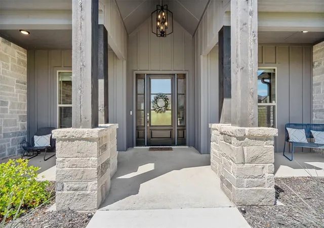 Photo 2 of Sale Pending at 133 Helton Dr, Granbury, TX 76049 | MLS# 21389125 | Listing updated on 2026-10-06