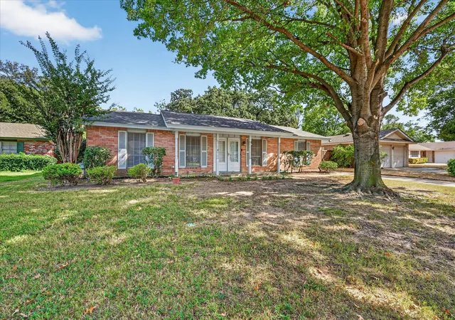 Photo 1 of Sale Pending at 3016 Friendswood Dr, Arlington, TX 76013 | MLS# 21378804 | Listing updated on 2026-10-09