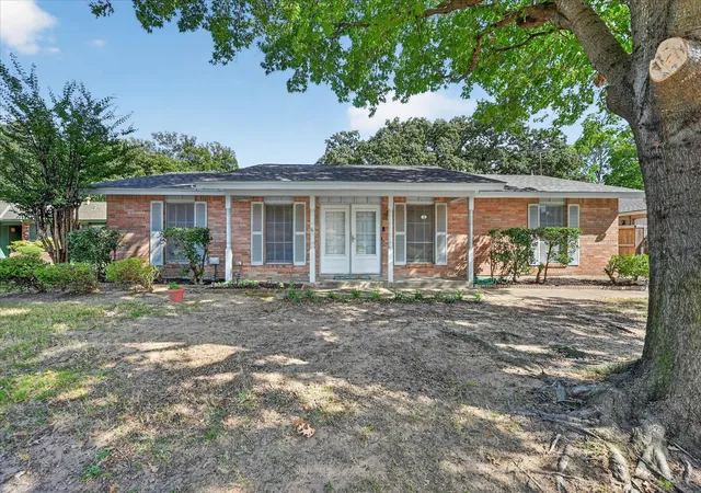 Photo 2 of Sale Pending at 3016 Friendswood Dr, Arlington, TX 76013 | MLS# 21378804 | Listing updated on 2026-10-09