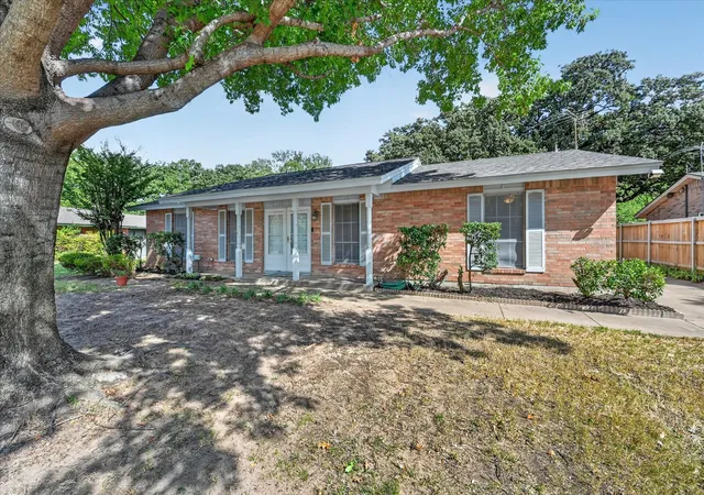 Photo 3 of Sale Pending at 3016 Friendswood Dr, Arlington, TX 76013 | MLS# 21378804 | Listing updated on 2026-10-09