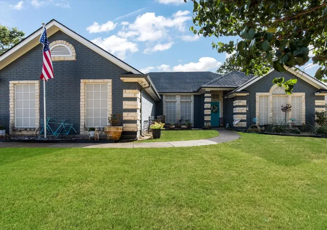 Photo 2 of Single family home for sale at 102 Oakwood Pl, Joshua, TX 76058 | MLS# 21389750 | Listing updated on 2026-10-06