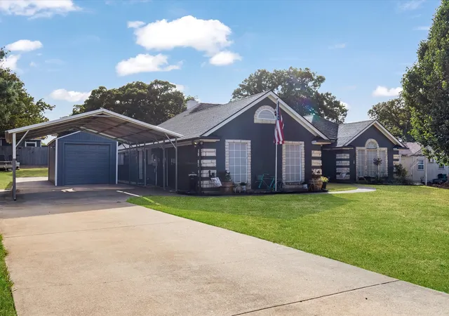 Photo 3 of Single family home for sale at 102 Oakwood Pl, Joshua, TX 76058 | MLS# 21389750 | Listing updated on 2026-10-06