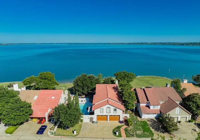 Photo 1 of Single family home for sale at 3422 Lakeside Dr, Rockwall, TX 75087 | MLS# 21389671 | Listing updated on 2026-10-07
