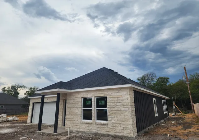 Photo 3 of Single family home for sale at 2516 Sheraton Dr, Fort Worth, TX 76105 | MLS# 21384398 | Listing updated on 2026-09-18