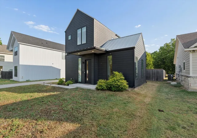 Photo 2 of Single family home for sale at 3520 South 4th St, Waco, TX 76706 | MLS# 21389909 | Listing updated on 2026-10-08