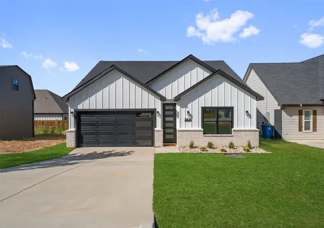 Photo 1 of Single family home for sale at 5614 San Jacinto Dr, Granbury, TX 76048 | MLS# 21389822 | Listing updated on 2026-09-18