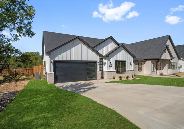 Photo 2 of Single family home for sale at 5614 San Jacinto Dr, Granbury, TX 76048 | MLS# 21389822 | Listing updated on 2026-09-18