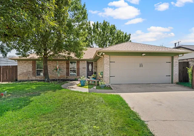 Photo 1 of Single family home for sale at 425 Glenwood Ter, Hurst, TX 76053 | MLS# 21389910 | Listing updated on 2026-09-18