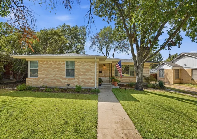 Photo 1 of Single family home for sale at 2908 Ryan Pl Dr, Fort Worth, TX 76110 | MLS# 21384412 | Listing updated on 2026-10-04