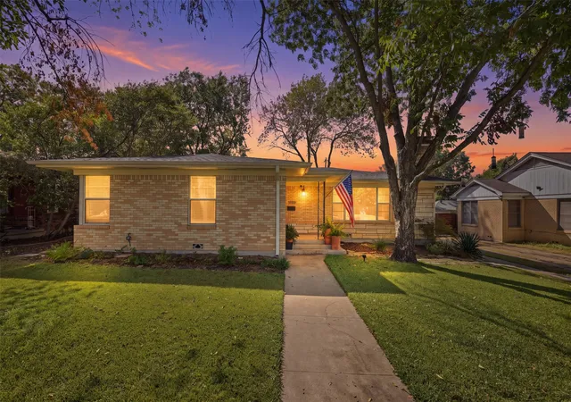 Photo 2 of Single family home for sale at 2908 Ryan Pl Dr, Fort Worth, TX 76110 | MLS# 21384412 | Listing updated on 2026-10-04