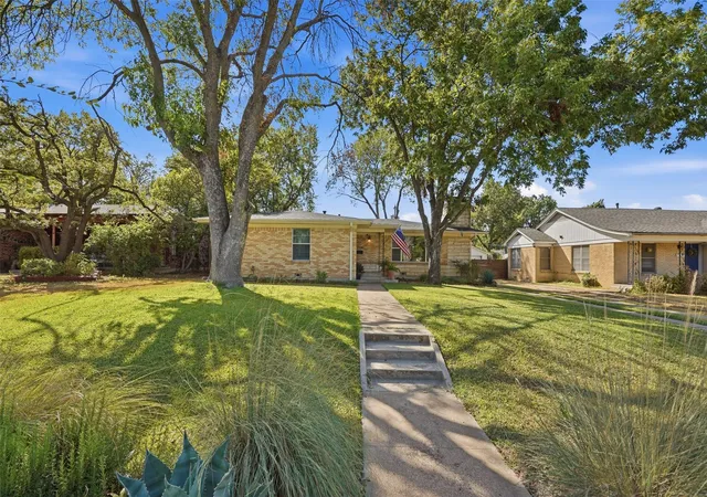 Photo 3 of Single family home for sale at 2908 Ryan Pl Dr, Fort Worth, TX 76110 | MLS# 21384412 | Listing updated on 2026-10-04