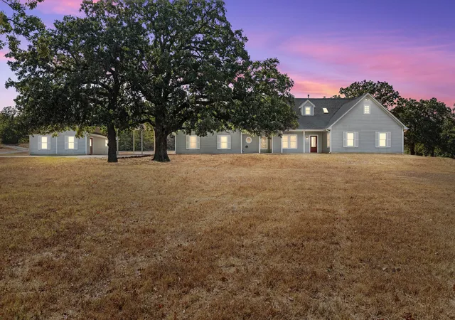Photo 3 of Single family home for sale at 872 County Rd 1670, Alvord, TX 76225 | MLS# 21388379 | Listing updated on 2026-09-18