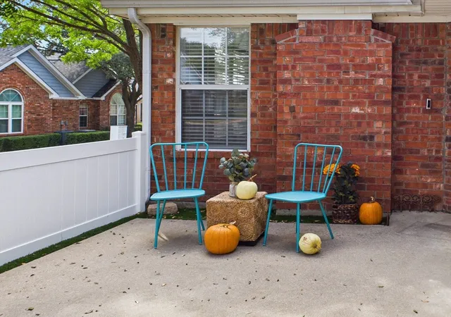 Listing Photo 4 - Condo for sale in building located at 2220 Countryside Dr, Bedford, TX 76021