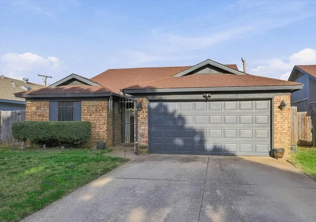 Photo 1 of Single family home for sale at 617 Cross Ridge Cir N, Fort Worth, TX 76120 | MLS# 21388785 | Listing updated on 2026-10-30