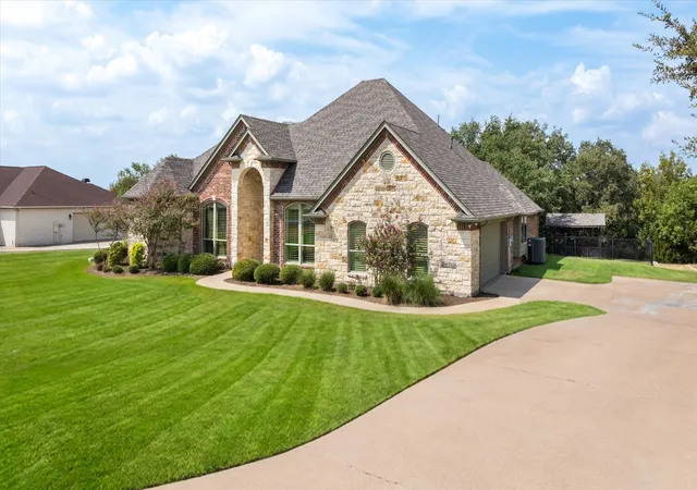 Photo 3 of Single family home for sale at 1616 Crow Crk Dr, Granbury, TX 76049 | MLS# 21386949 | Listing updated on 2026-10-08