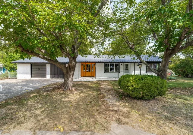 Photo 2 of Single family home for sale at 107 N Ave P, Clifton, TX 76634 | MLS# 21389754 | Listing updated on 2026-10-02