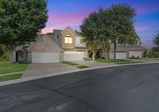 Photo 3 of Townhouse for sale at 370 Greathouse Village, Decatur, TX 76234 | MLS# 21388479 | Listing updated on 2026-09-28
