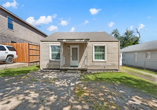 Photo 1 of Single family home for sale at 2712 27th Street, Fort Worth, TX 76106 | MLS# 21385466 | Listing updated on 2026-10-08