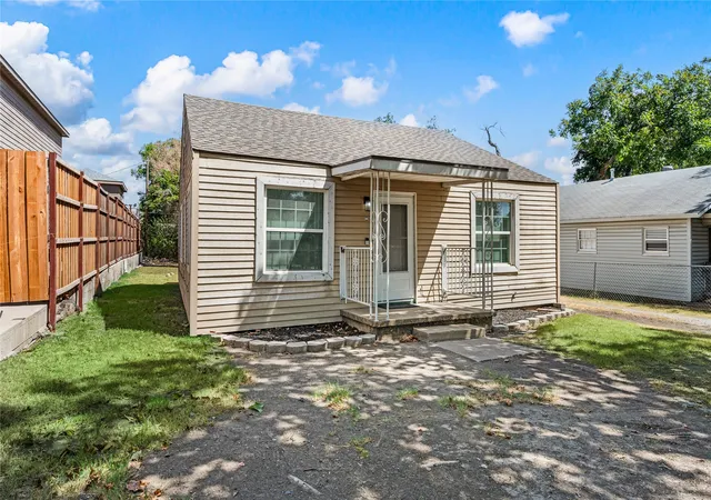 Photo 3 of Single family home for sale at 2712 27th Street, Fort Worth, TX 76106 | MLS# 21385466 | Listing updated on 2026-10-08