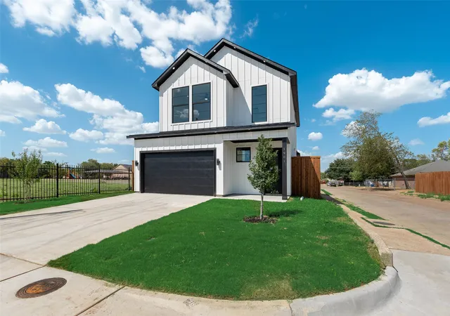 Photo 2 of Single family home for sale at 1901 Morris St, Dallas, TX 75212 | MLS# 21383613 | Listing updated on 2026-09-18