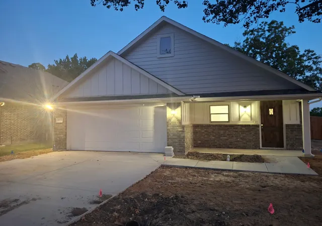 Photo 2 of Single family home for sale at 493 W Jefferson St, Van Alstyne, TX 75495 | MLS# 21390015 | Listing updated on 2026-10-08