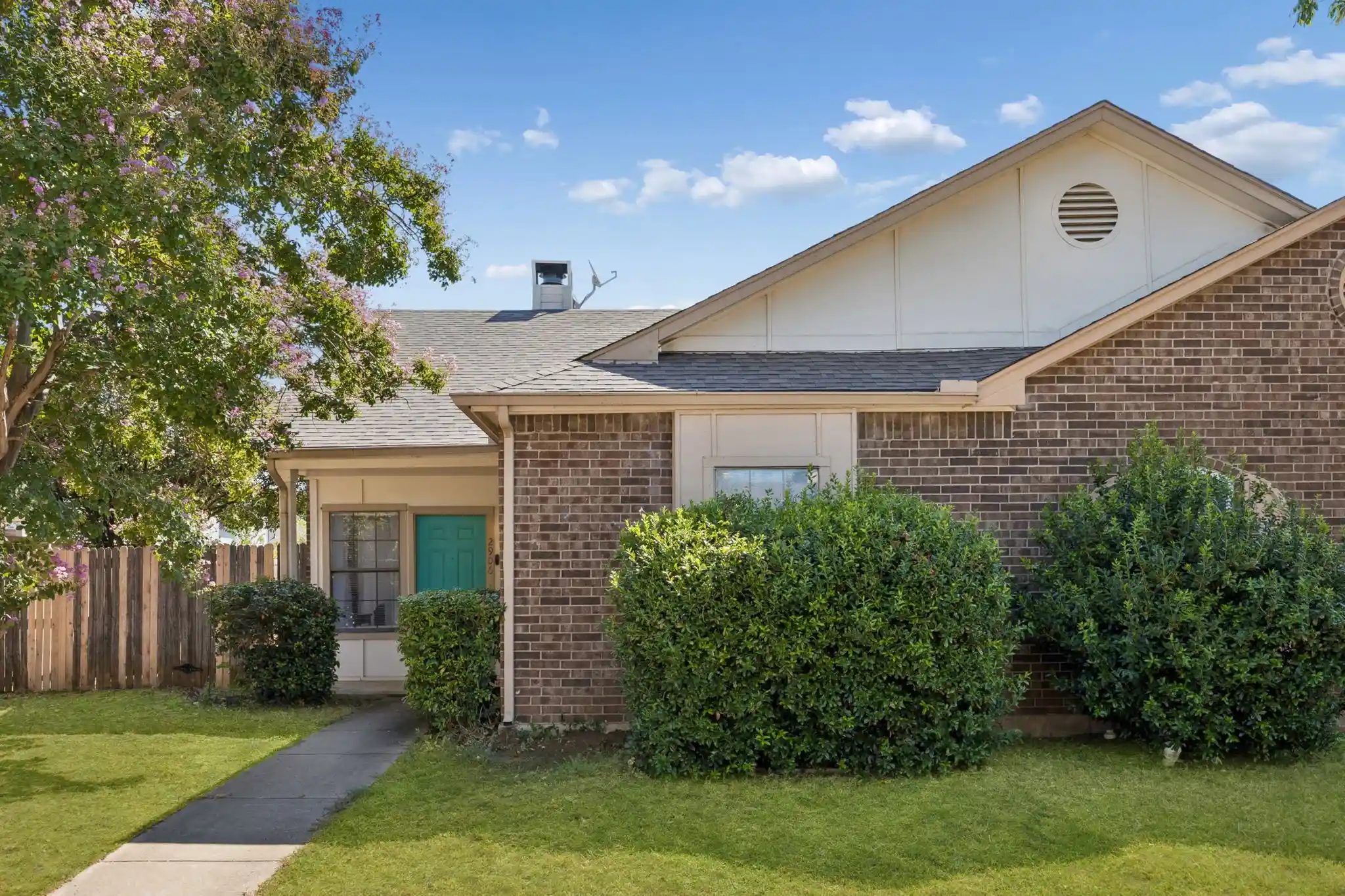 Photo 1 of Single family home for sale at 2906 Northrope St, Euless, TX 76039 | MLS# 21383240 | Listing updated on 2026-10-10