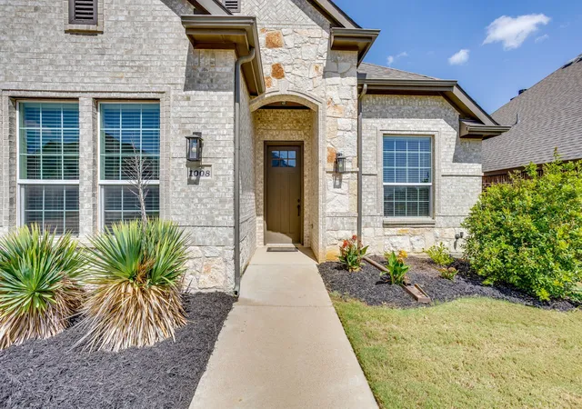 Photo 2 of Single family home for sale at 1008 Wildwood Dr, Joshua, TX 76058 | MLS# 21389831 | Listing updated on 2026-10-03