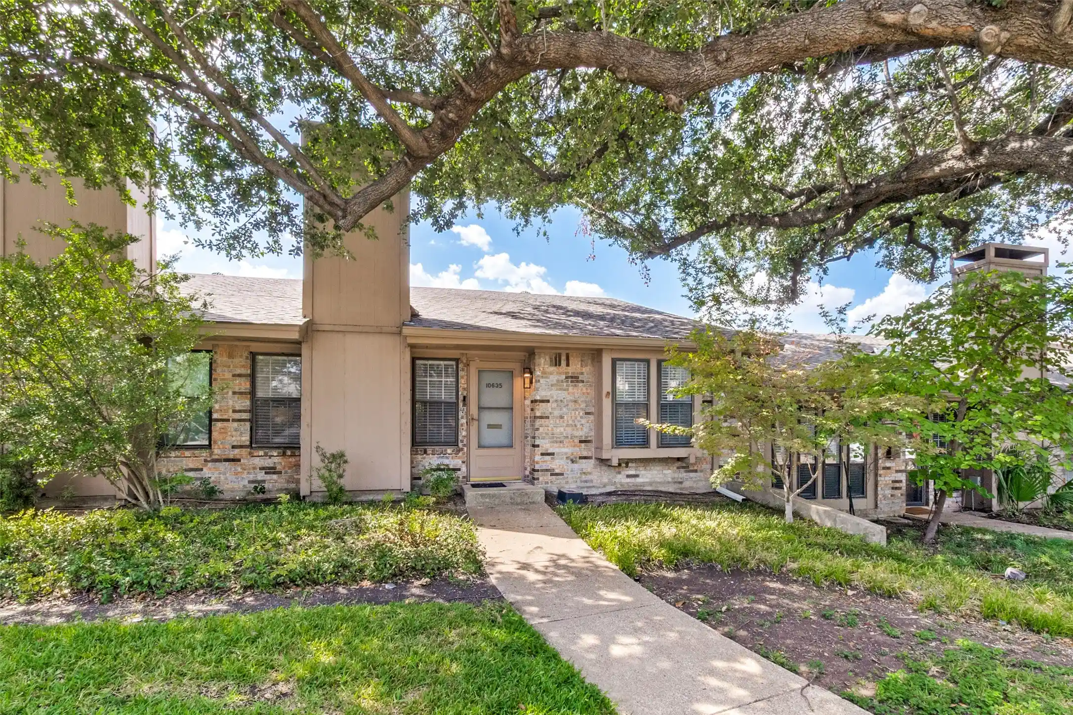Townhouse for sale at 10635 Stone Cyn Rd #19, Dallas, TX 75230 | MLS# 21390116