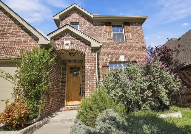 Photo 3 of Single family home for sale at 800 Spring Fls Dr, Mc Kinney, TX 75071 | MLS# 21389874 | Listing updated on 2026-09-20