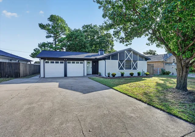Photo 2 of Single family home for sale at 728 Douglas St, Burleson, TX 76028 | MLS# 21389349 | Listing updated on 2026-10-07