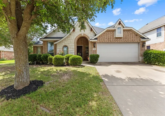 Photo 3 of Single family home for sale at 726 Celebrity Ct, Midlothian, TX 76065 | MLS# 21389388 | Listing updated on 2026-10-06