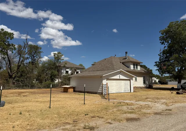 Photo 3 of Single family home for sale at 401 N Stratton St, Seymour, TX 76380 | MLS# 21390157 | Listing updated on 2026-10-28