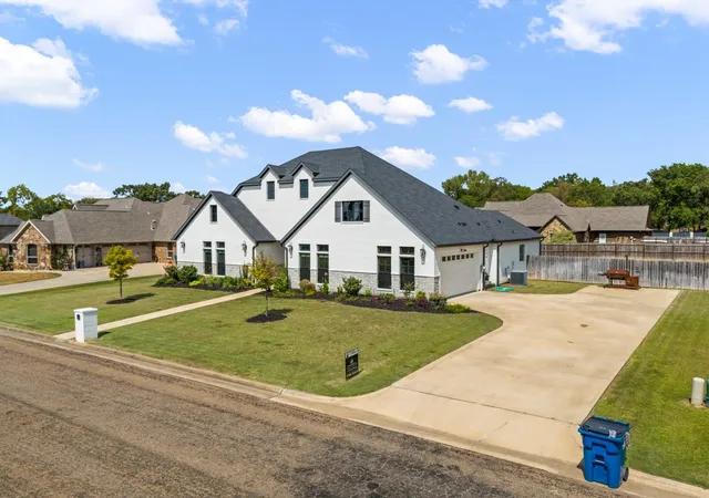 Photo 2 of Single family home for sale at 209 Devonshire St, Mount Pleasant, TX 75455 | MLS# 21390129 | Listing updated on 2026-10-05