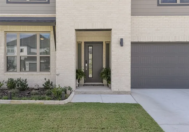 Photo 2 of Single family home for sale at 540 Moonrise St, Waxahachie, TX 75165 | MLS# 21389981 | Listing updated on 2026-10-08