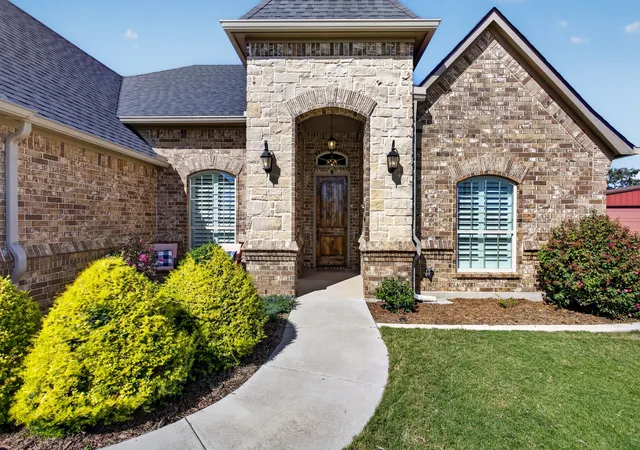 Photo 2 of Single family home for sale at 164 Spring Meadow Dr, Springtown, TX 76082 | MLS# 21386285 | Listing updated on 2026-09-26