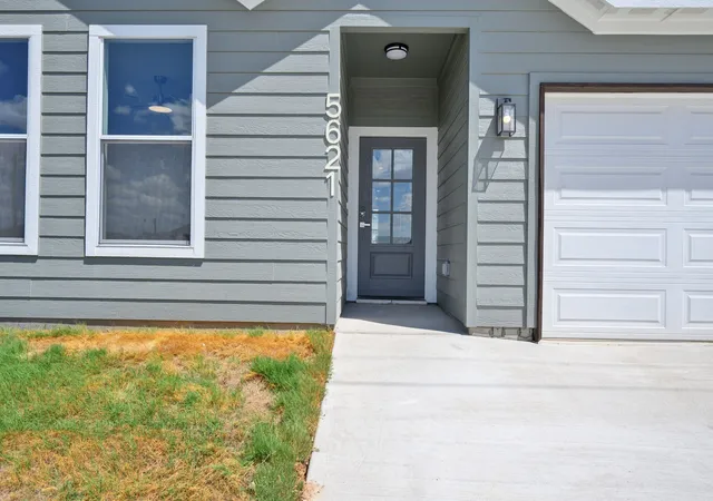 Photo 3 of Single family home for sale at 5621 San Jacinto Dr, Granbury, TX 76048 | MLS# 21389823 | Listing updated on 2026-09-21