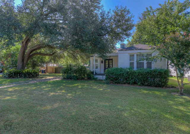 Photo 3 of Single family home for sale at 213 Leo Ave, Shreveport, LA 71105 | MLS# 21388548 | Listing updated on 2026-09-29
