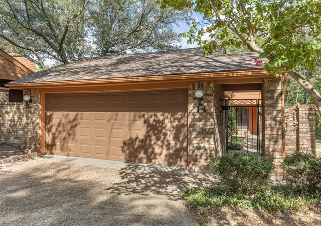 Photo 2 of Townhouse for sale at 14 Village Green Ct, Denison, TX 75020 | MLS# 21378952 | Listing updated on 2026-10-08